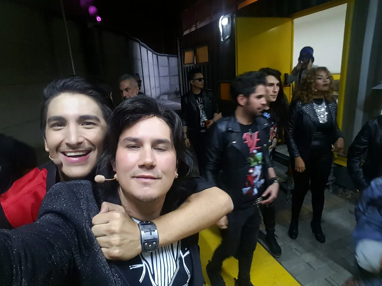 Mateo Acevedo se toma una selfie con el elenco entre bambalinas antes de un show tributo de rock.