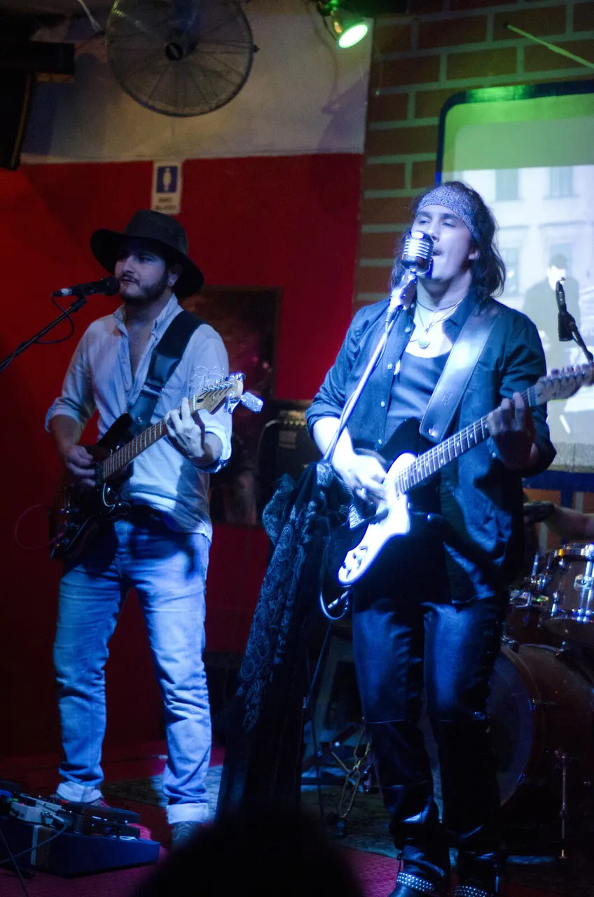 Mateo Acevedo Band tocando en vivo con dos guitarristas en un concierto