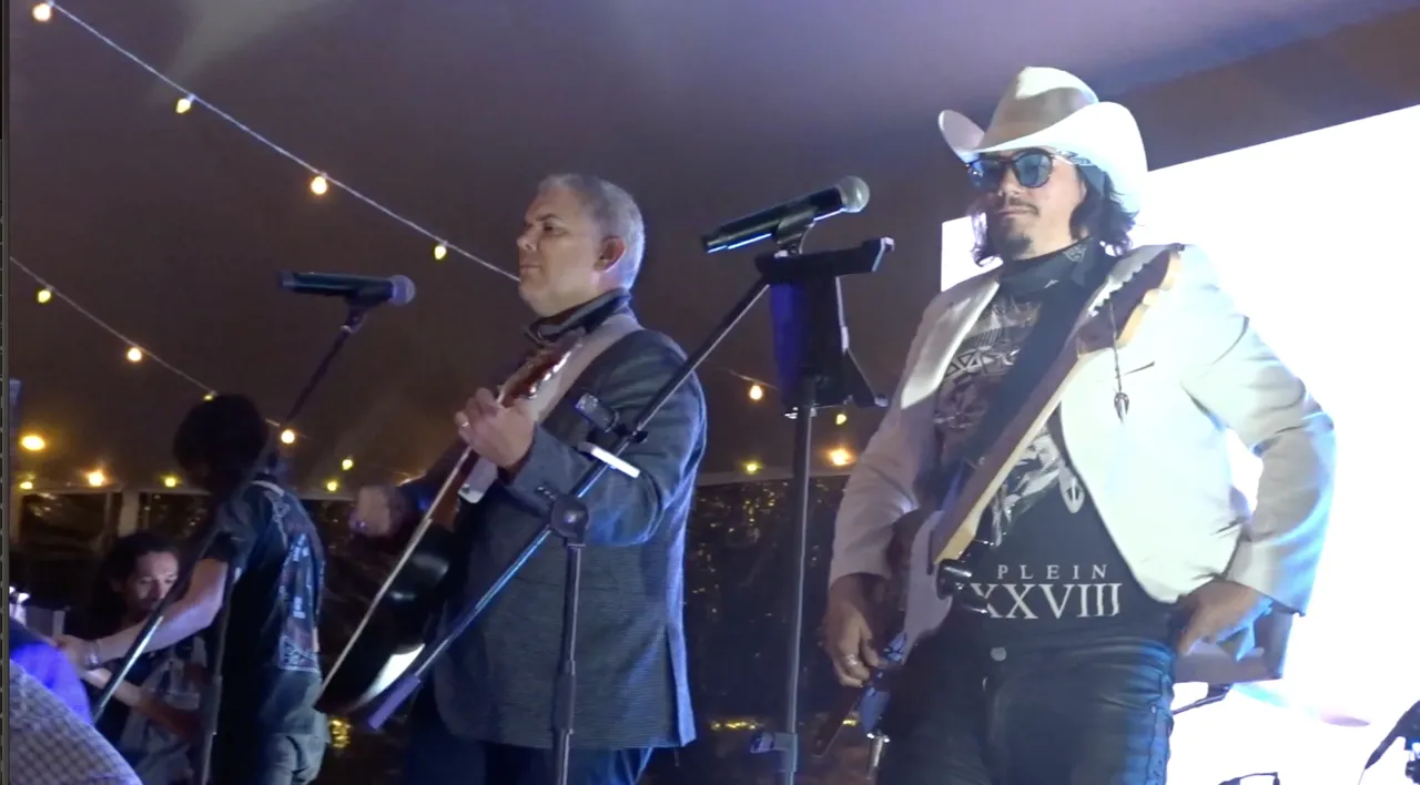 Mateo Acevedo Band tocando en vivo durante la fiesta de un matrimonio