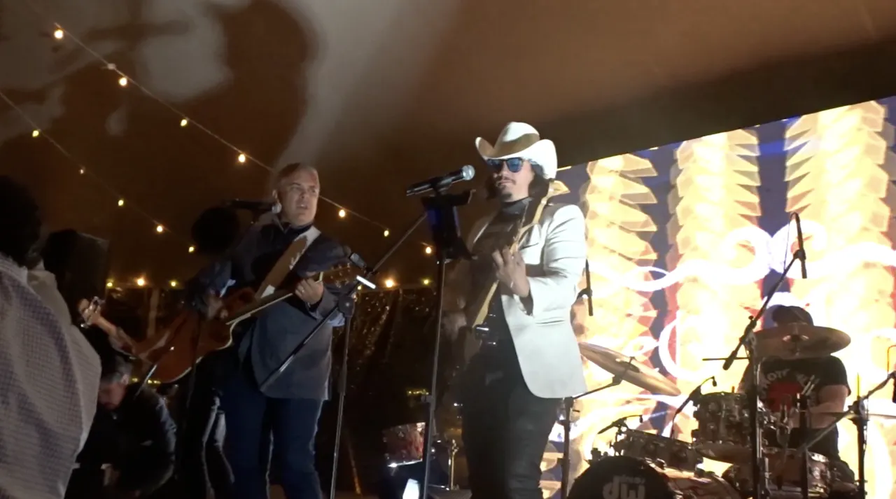Mateo Acevedo Band tocando en vivo frente a una pantalla LED en un evento