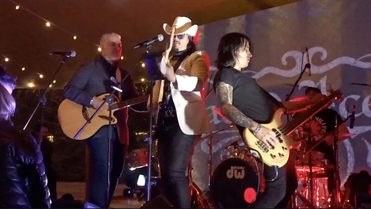 Mateo Acevedo Band en vivo con bajista y baterista en un evento social