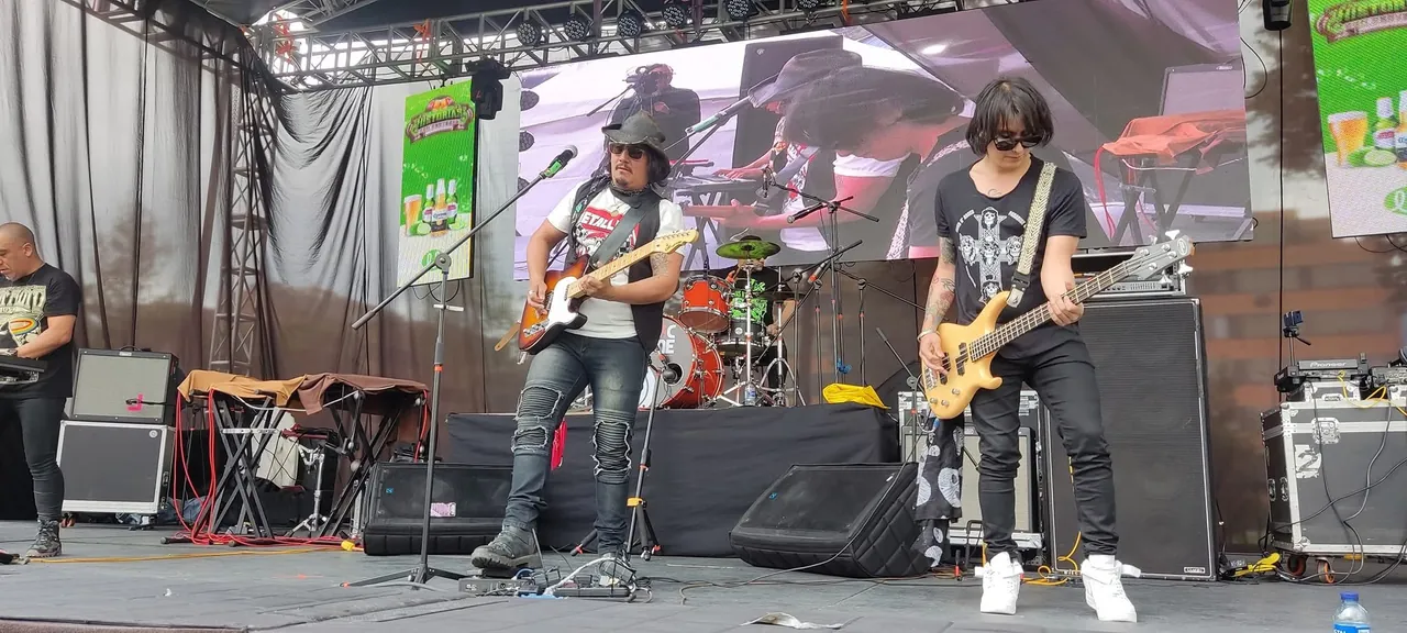 Mateo Acevedo y su banda tocan en la tarima de un festival al aire libre.