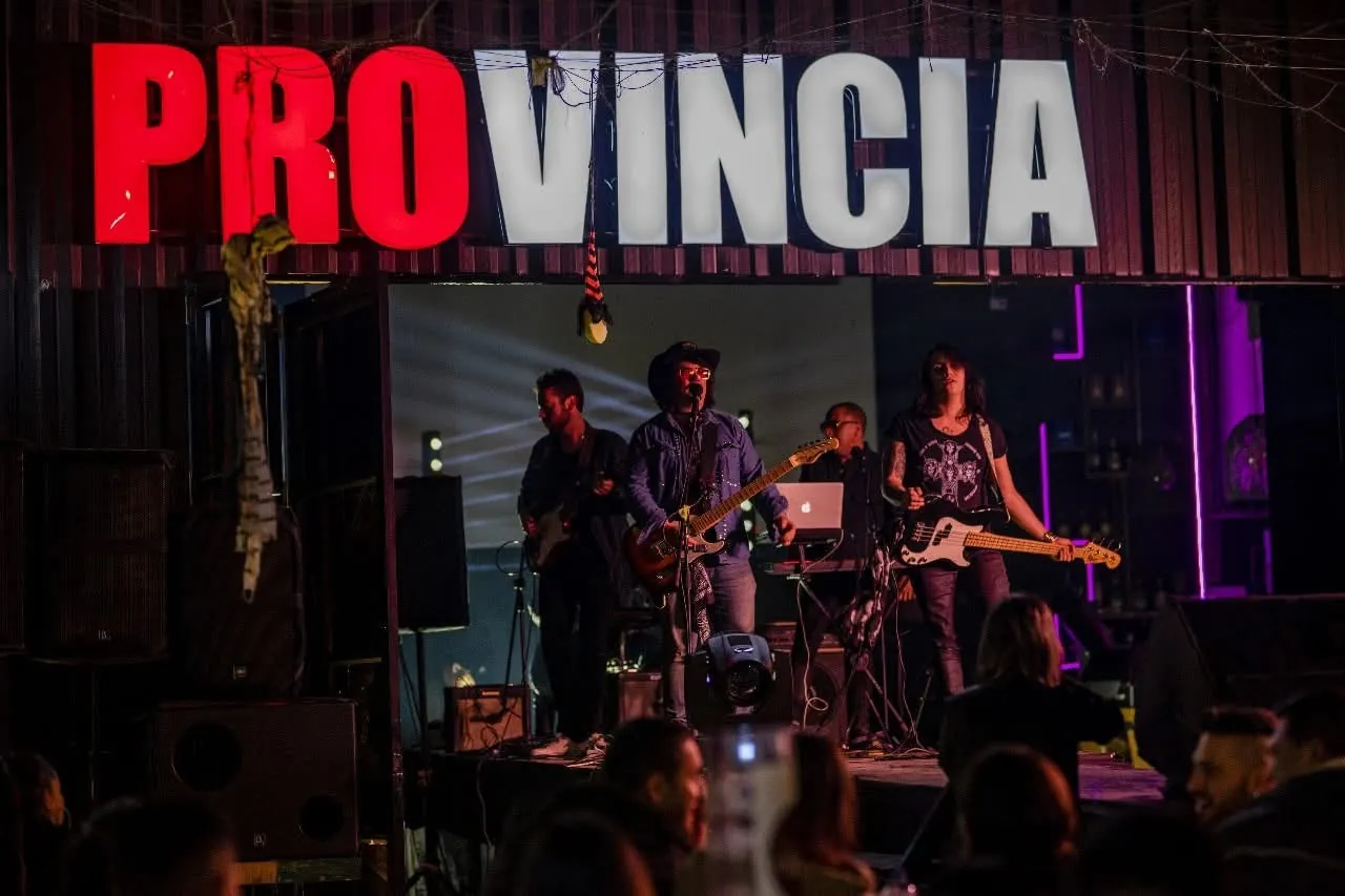 Mateo Acevedo y su banda en vivo frente al público durante un concierto.