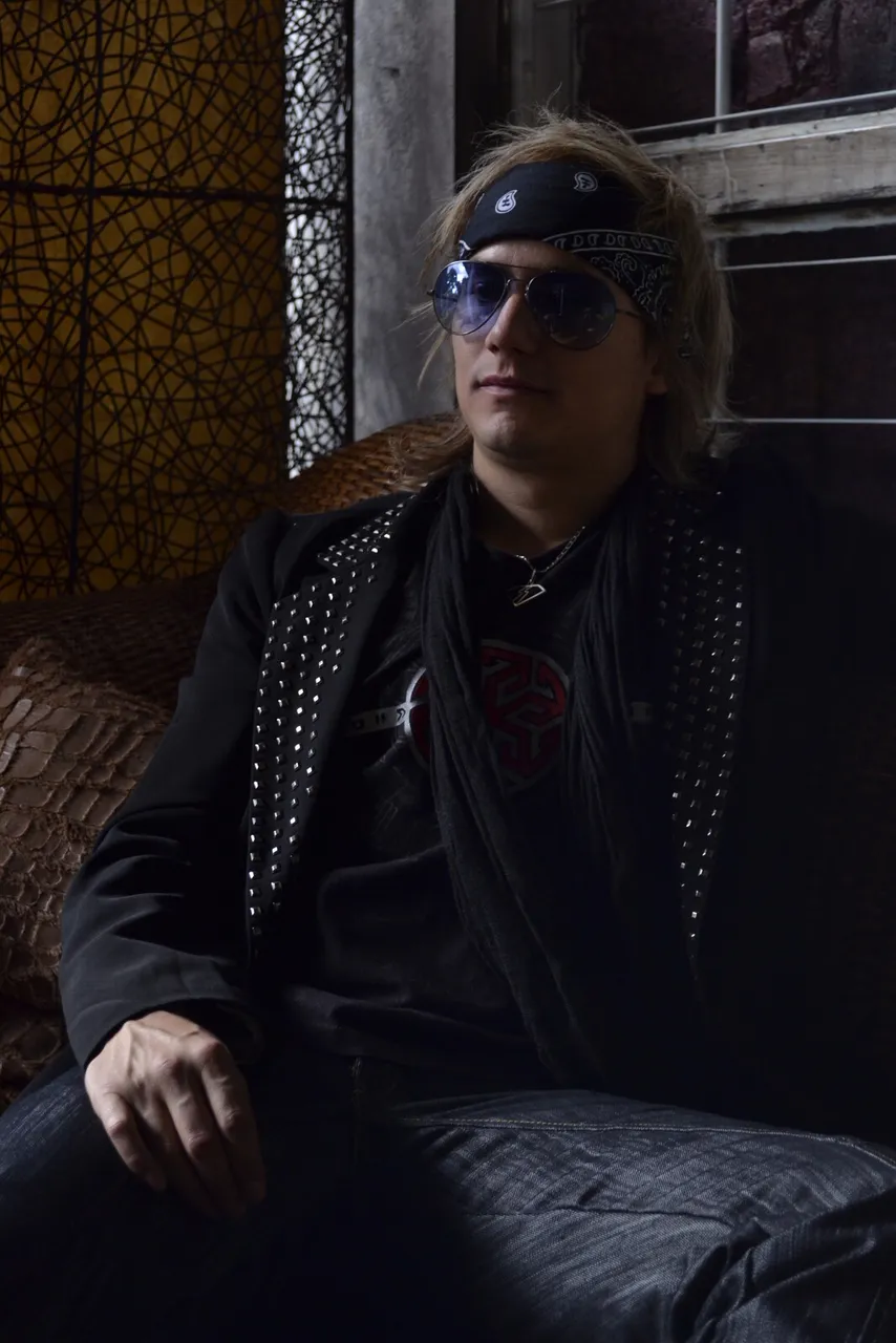 Retrato oscuro de Mateo Acevedo con pañoleta y chaqueta de cuero