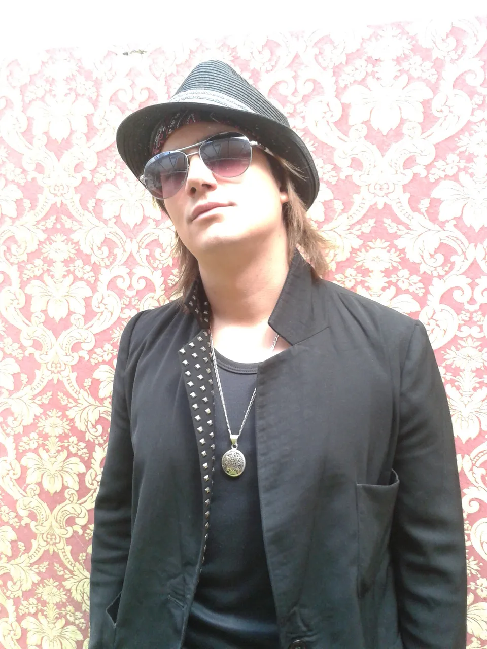 Retrato de Mateo Acevedo con sombrero y gafas de sol, estilo rock