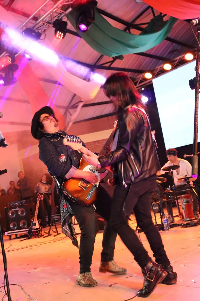 Mateo Acevedo y un guitarrista de su banda en un duelo de guitarras durante un show.