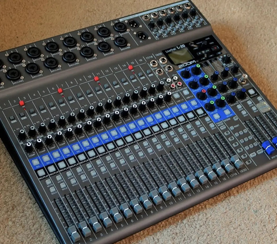 Consola de mezcla digital multicanal Zoom LiveTrak en un estudio de grabación en Bogotá