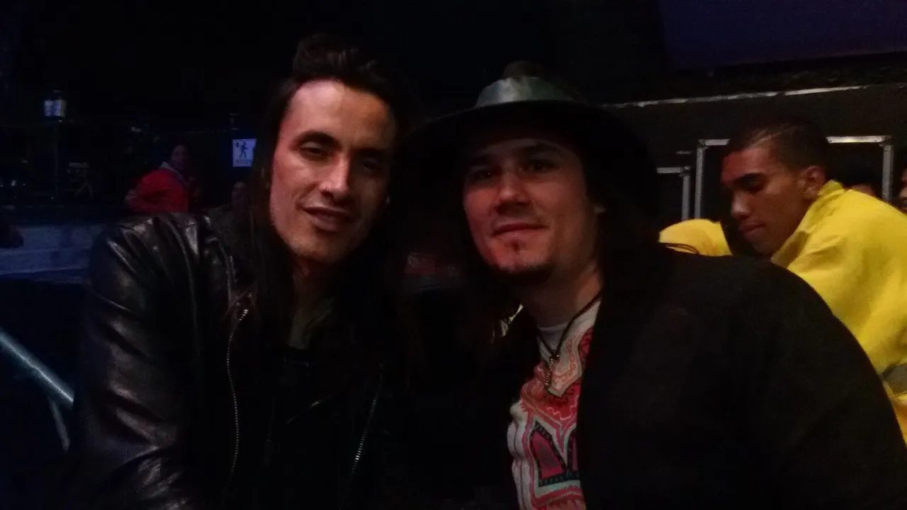 Mateo Acevedo junto a un colega en un evento nocturno