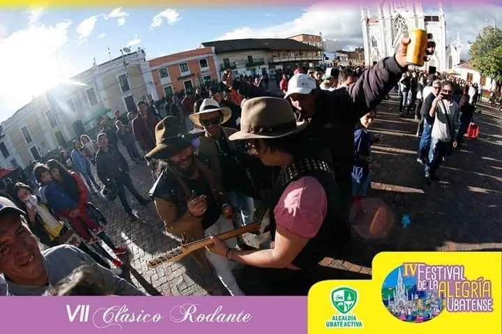 Mateo Acevedo animando al público en un festival al aire libre mientras toca guitarra entre la multitud.