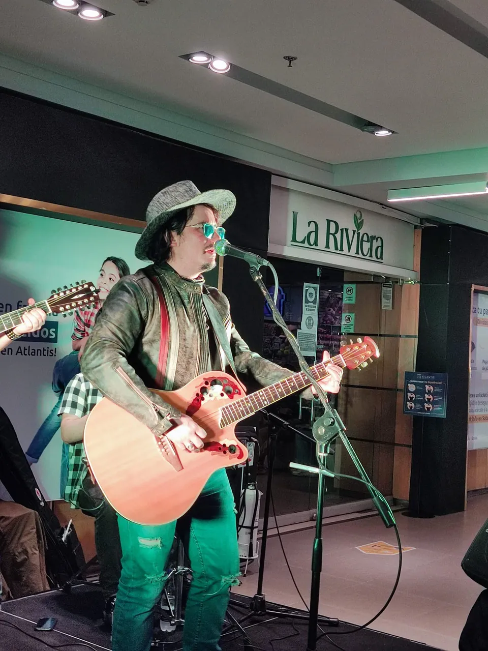Mateo Acevedo toca la guitarra acústica durante un show acústico en vivo.