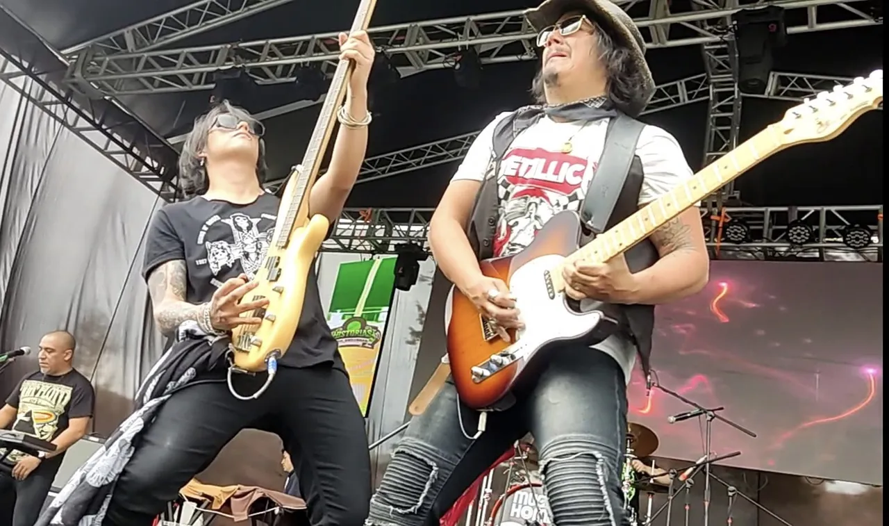 Mateo Acevedo y el bajista de su banda en plena energía durante una presentación en vivo.