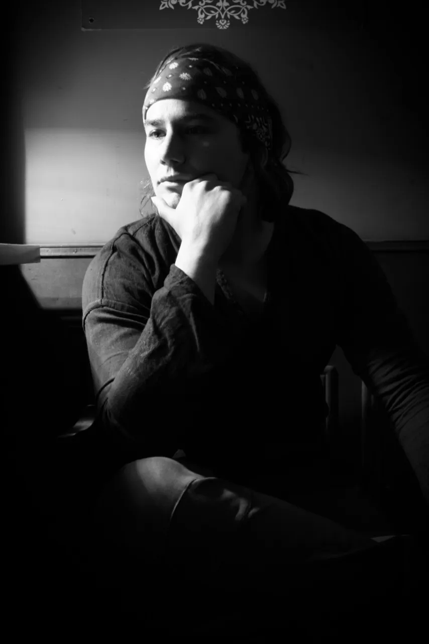 Retrato en blanco y negro de Mateo Acevedo, pensativo