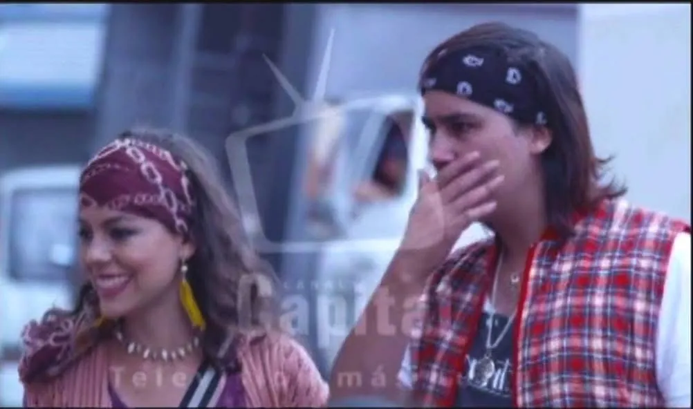 Retrato de Mateo Acevedo con bandana junto a una acompañante en una escena urbana de su carrera.
