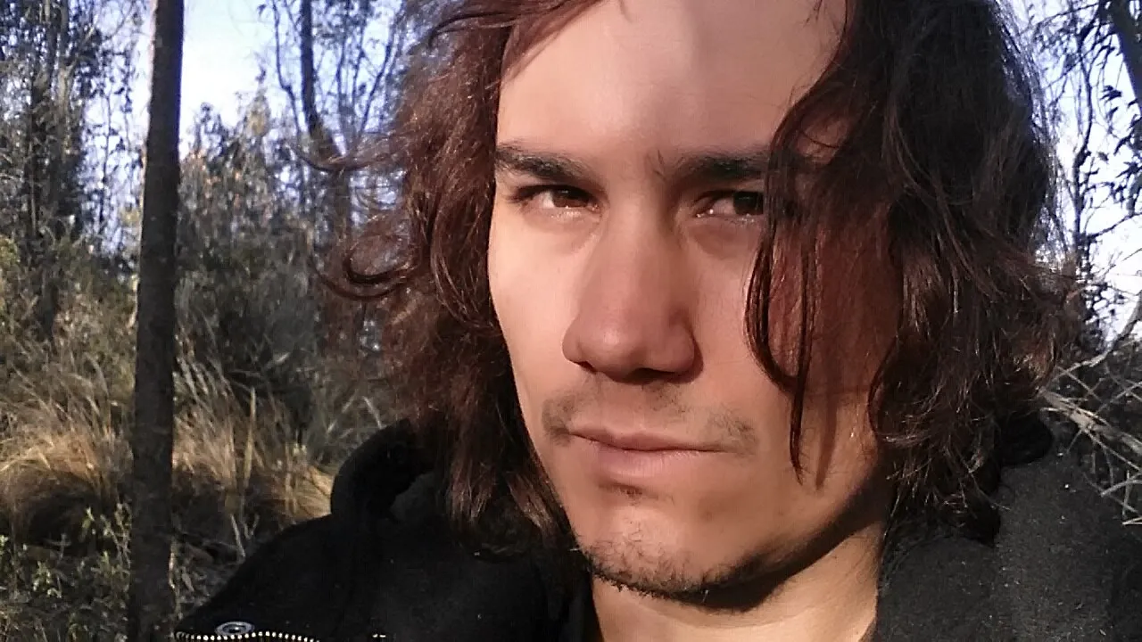 Retrato cercano de Mateo Acevedo, músico colombiano, en exteriores