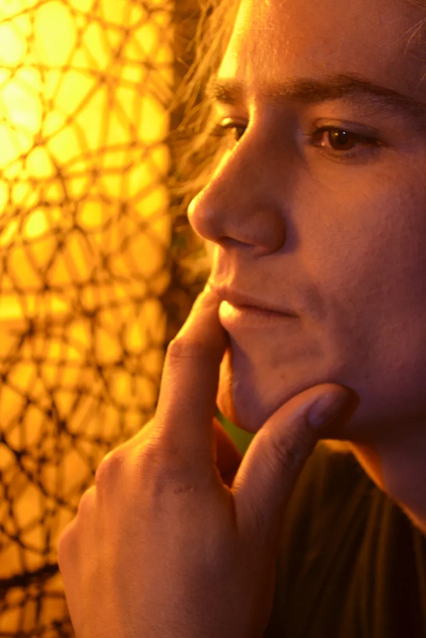 Retrato íntimo de Mateo Acevedo con luz cálida, pensativo
