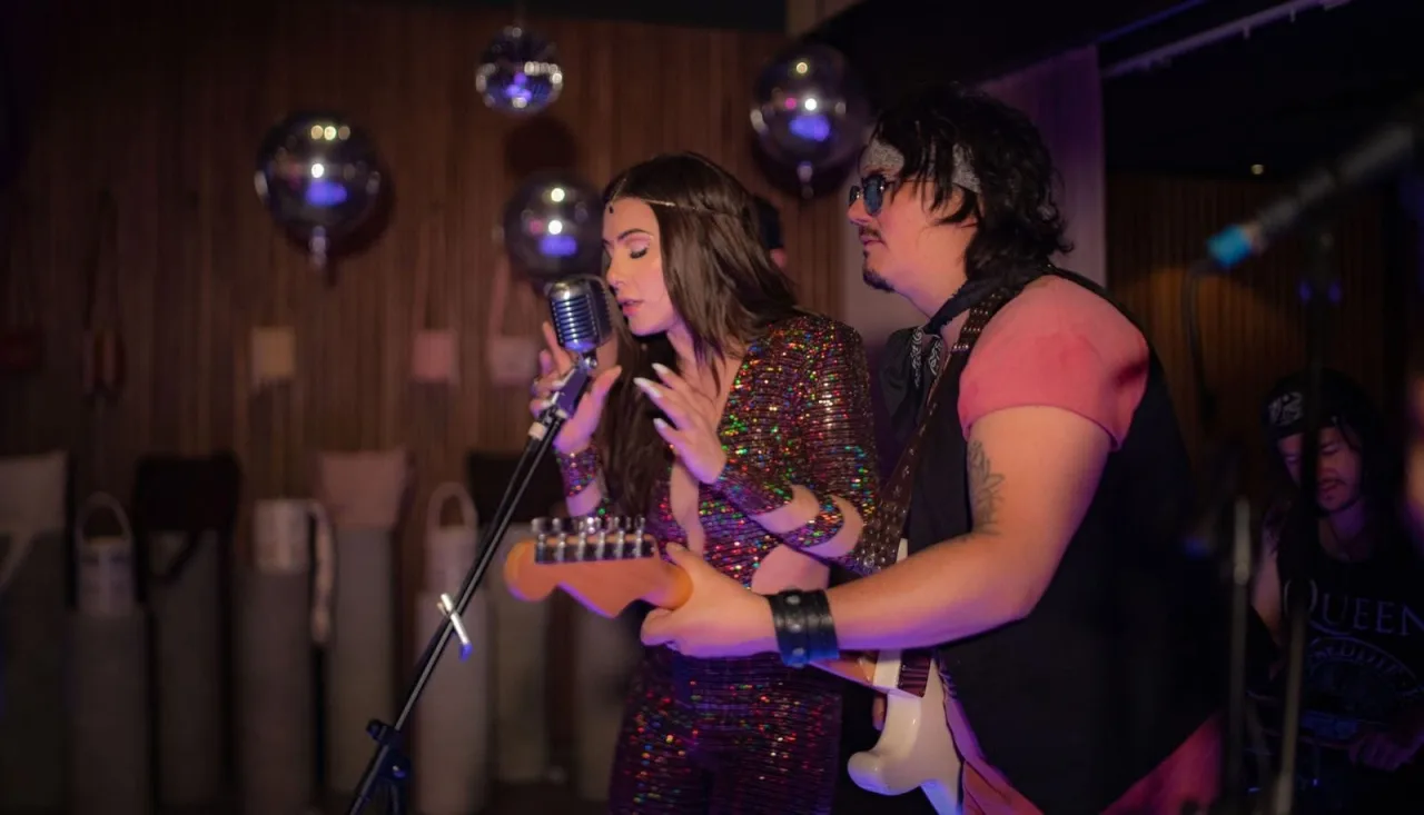 Cantante y guitarrista interpretando música romántica en vivo en una serenata en Bogotá