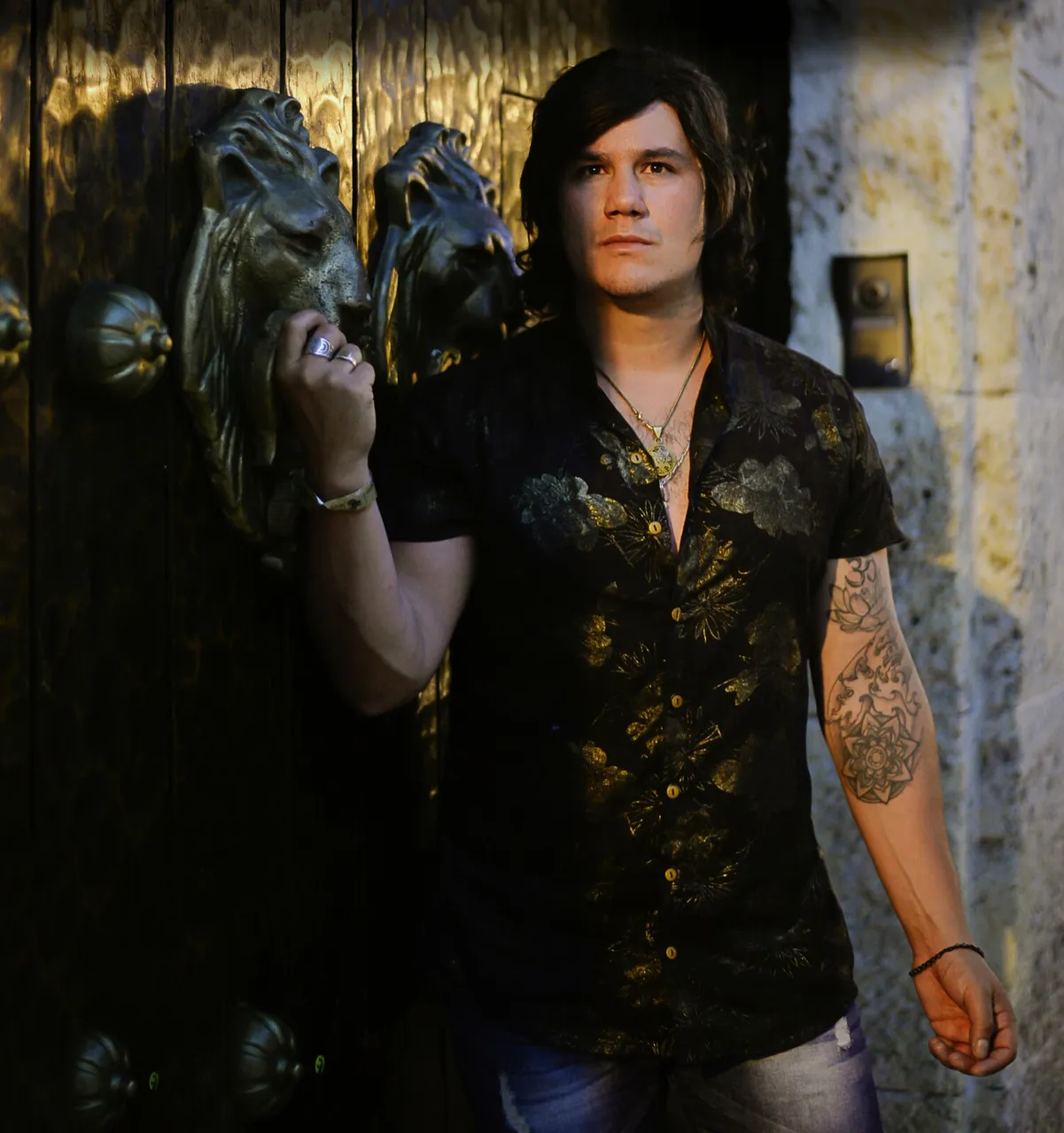 Mateo Acevedo en una sesión de fotos artística junto a una puerta de madera