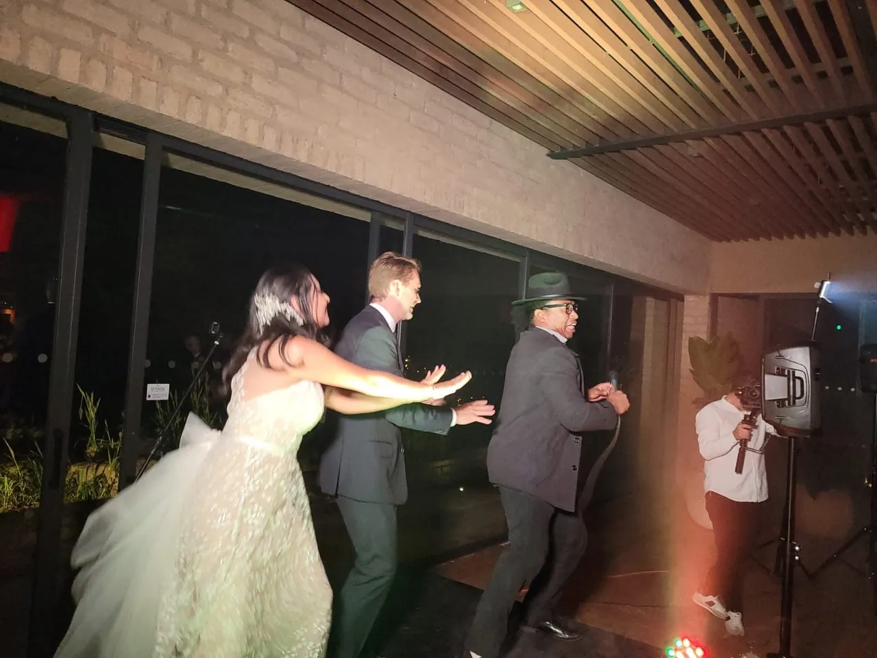 Show en vivo en una boda donde los novios bailan animados durante la celebración.