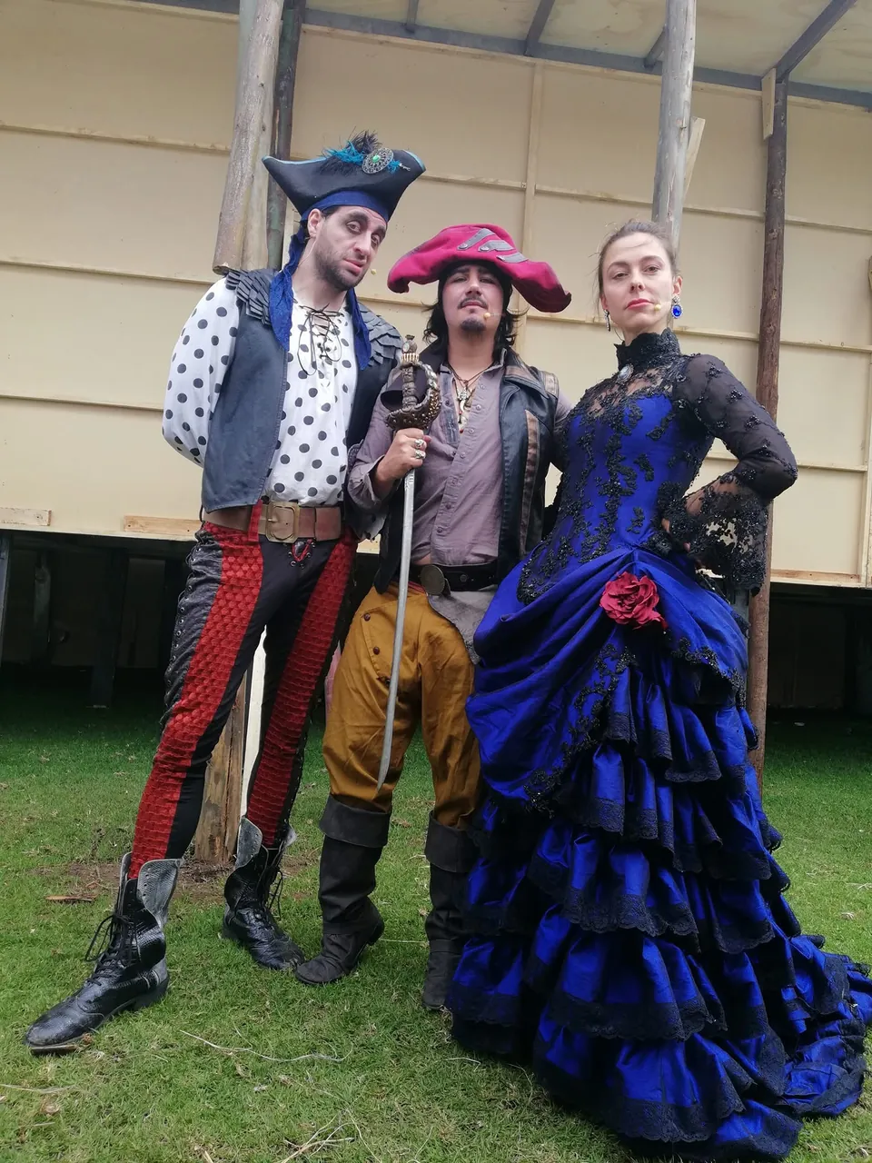 Mateo Acevedo caracterizado como capitán pirata junto a dos integrantes del elenco de un show temático en vivo.