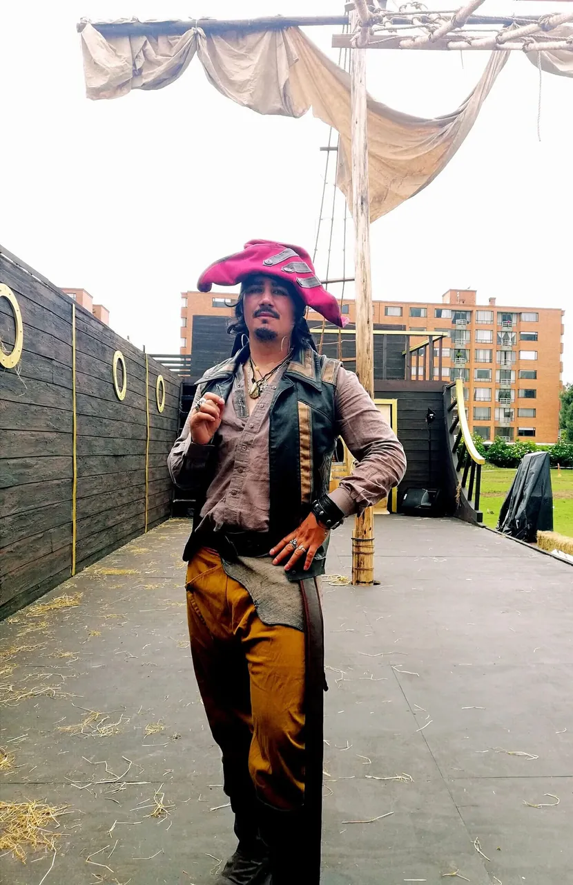 Mateo Acevedo caracterizado como pirata en un show temático sobre un escenario de barco al aire libre.