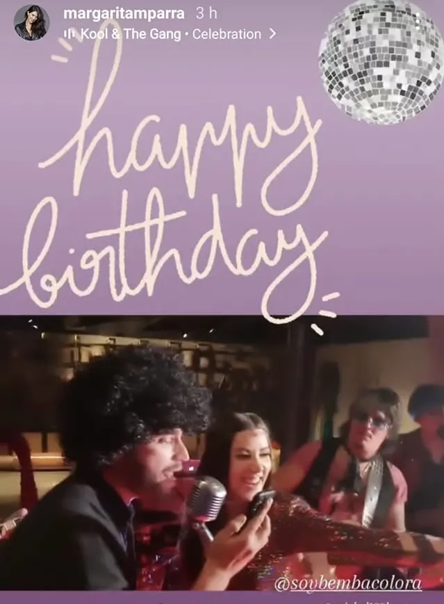 Mateo Acevedo y su banda en un show tributo retro animando una celebración en un evento.