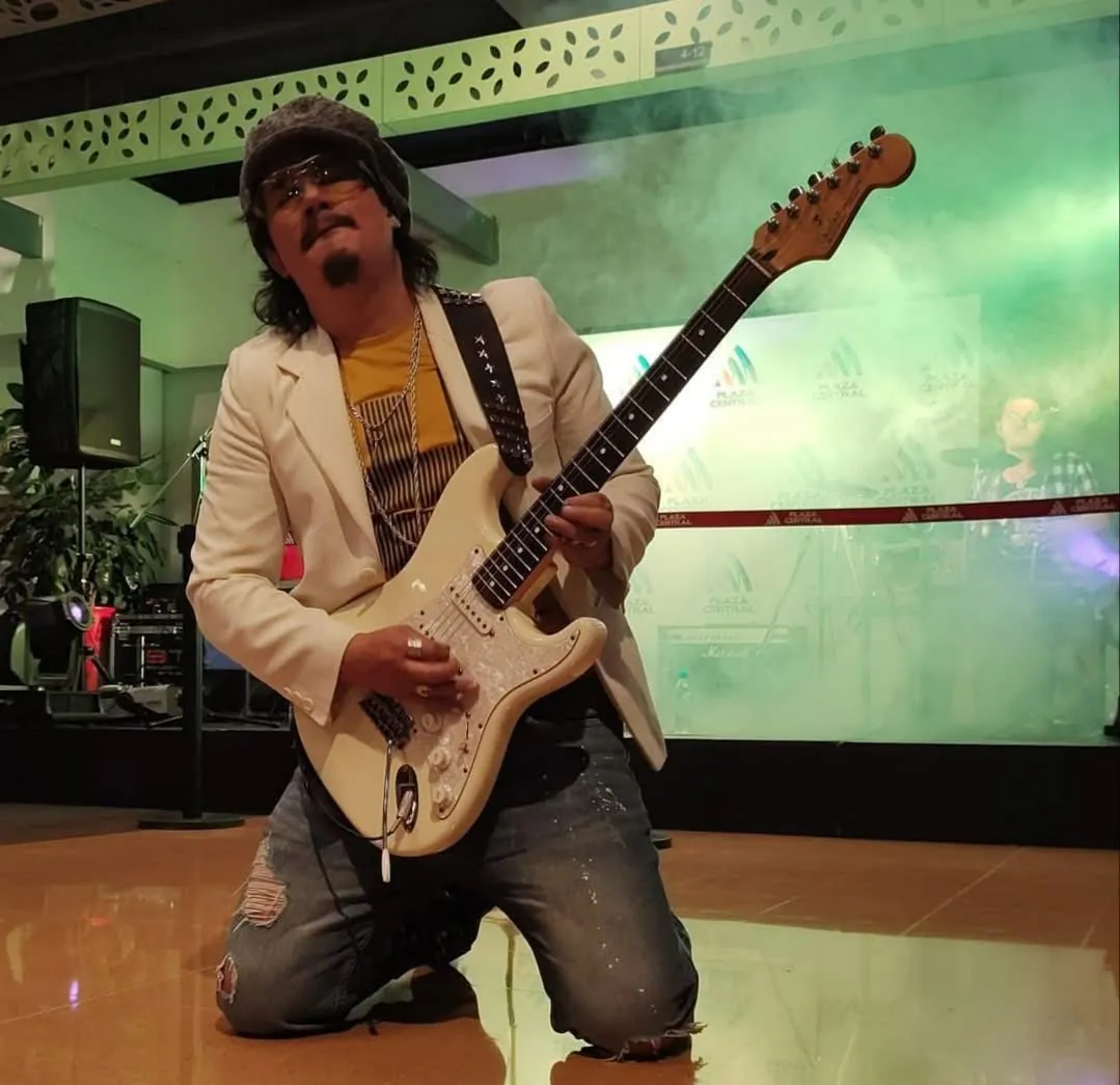 Mateo Acevedo ejecuta un solo de guitarra eléctrica durante un show de rock en vivo.