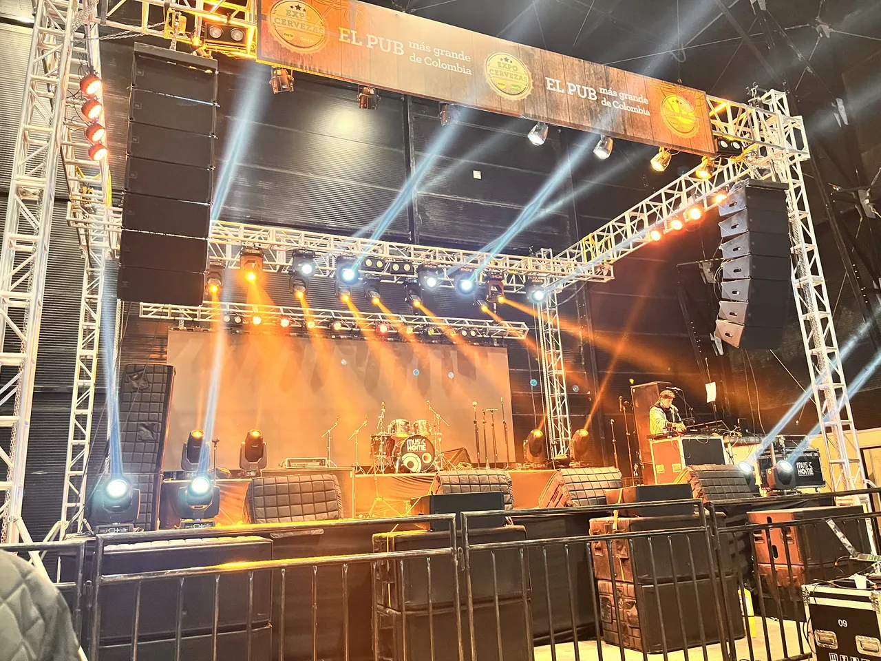Tarima de gran formato con luces y estructura de iluminación lista para un concierto en vivo.